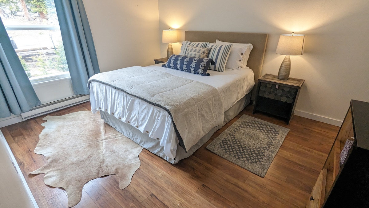 Dormitorio grande con colchón de espuma viscoelástica nuevo.