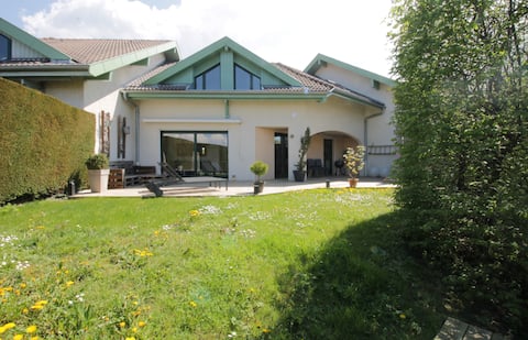 Pretty terraced house with garden level and garage