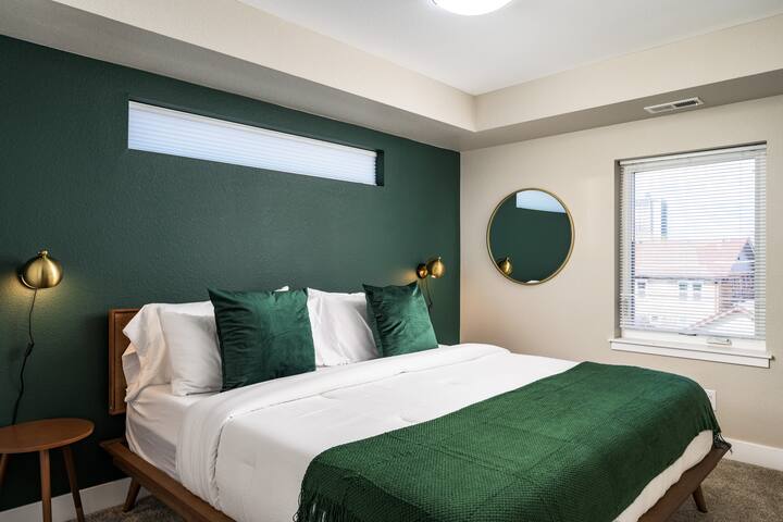 Spacious 6BR with Game and Movie Room! gallery image 2