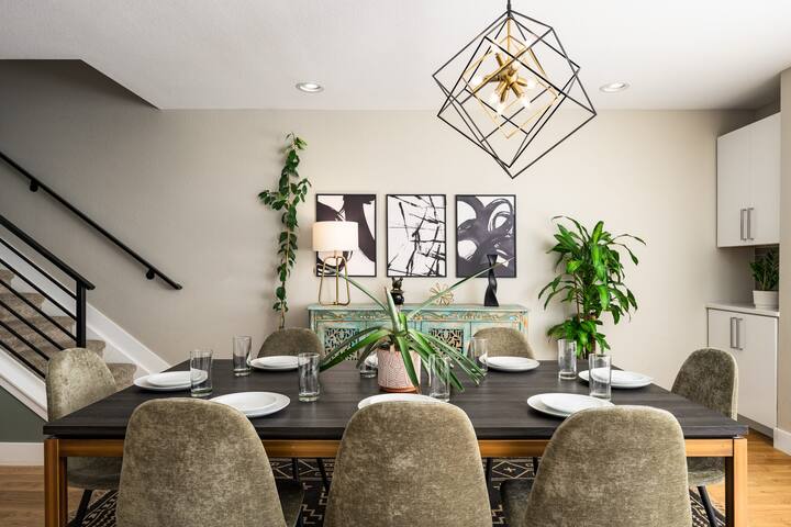 Spacious 6BR with Game and Movie Room! gallery image 4