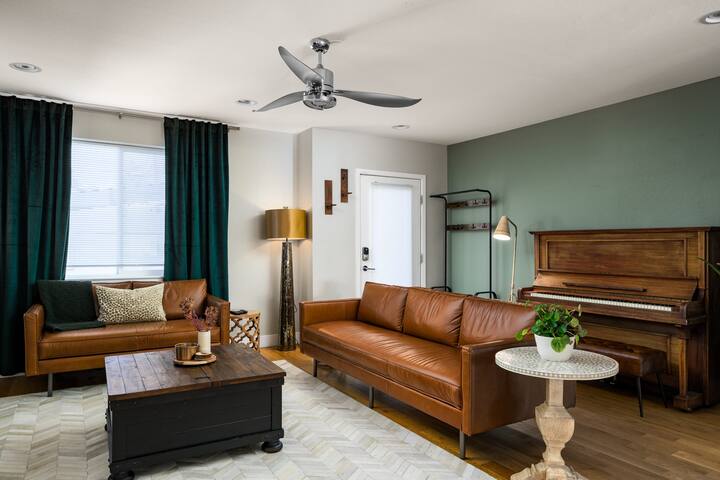 Spacious 6BR with Game and Movie Room! gallery image 3