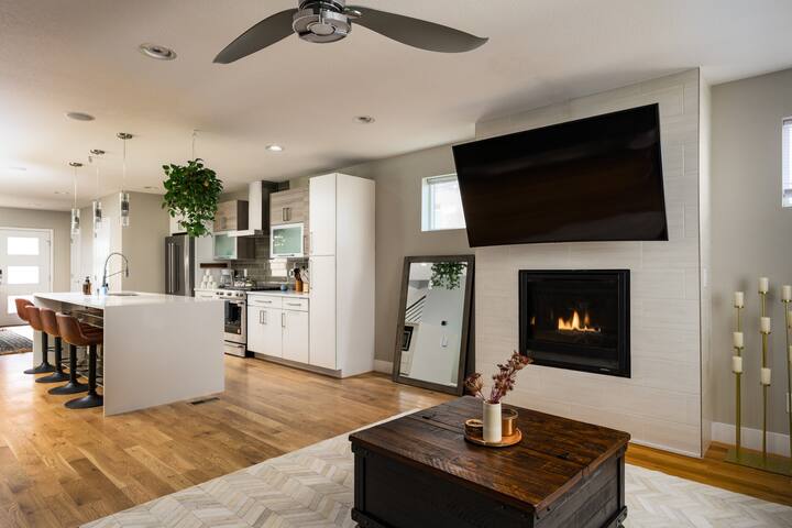 Spacious 6BR with Game and Movie Room! gallery image 5