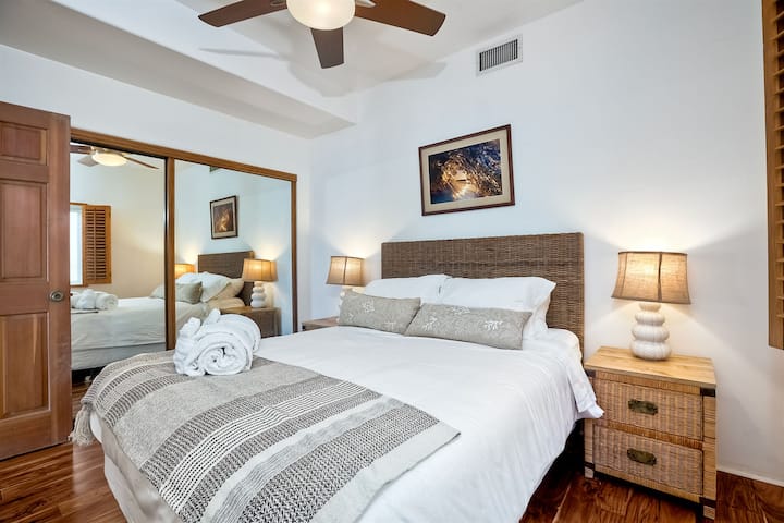 Matandiko ya starehe na kabati la kuhifadhi nguo