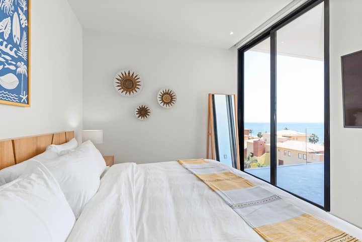 Брачен кревет (широк 180 - 200 см) со балкон за излегување