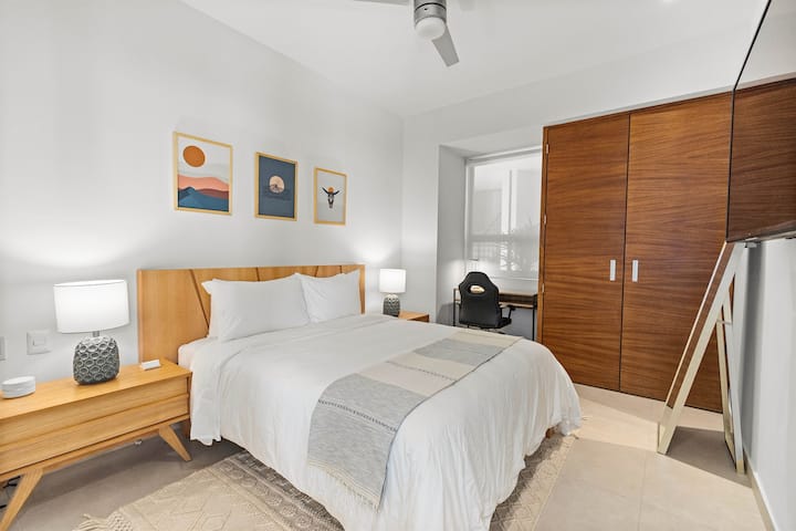 Брачен кревет (широк 180 - 200 см) со работна станица