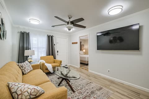 Top performing Airbnb: W21 | Charming Heights Home | Sleeps 6 | WiFi in Greater Heights