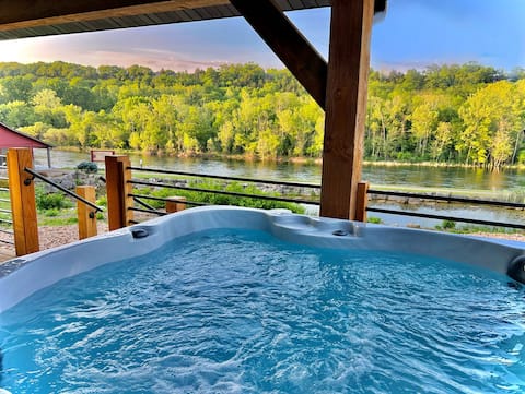 New Lakefront cabin with private hot tub
