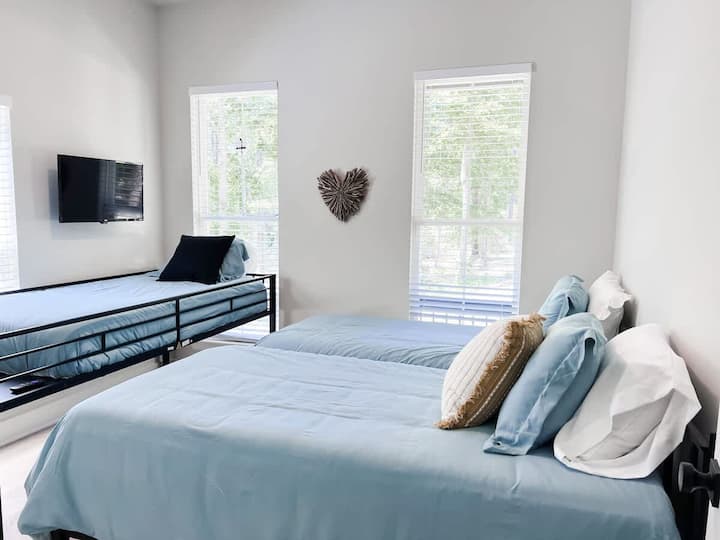 Chambre avec 3 lits simples superposés.