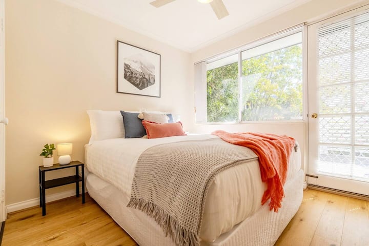 Third Bedroom: Bright and Inviting with a Cozy Double Bed