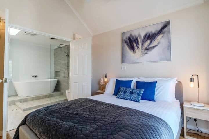 Master Bedroom: Queen Bed