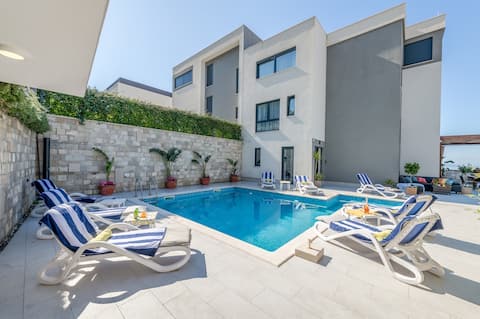 Villa Blue Sky, heated pool, jacuzzi, breakfast