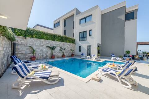 Villa Blue Sky, heated pool, jacuzzi, breakfast