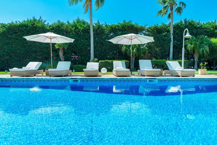 Escapada de Lujo Last Minute:Villa Privada con Spa