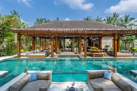 Orion 5BR Villa in Ubud: Pool and Jungle View