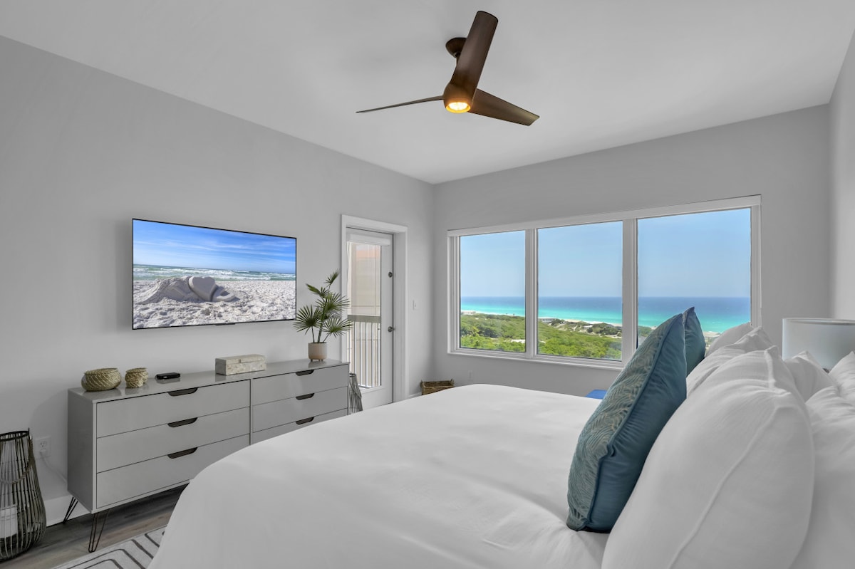 Mirna spavaća soba u kondominiju na plaži: moderan namještaj, blaženstvo s pogledom na ocean. Odmorite se i pomladite u luksuzu obale.   #DreamyRetreat