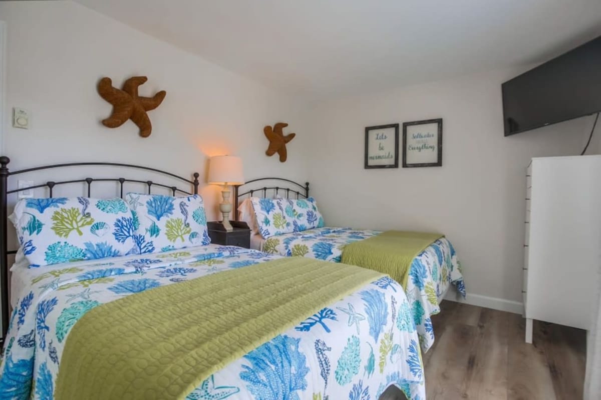 Habitación con 2 camas de  tamaño completo