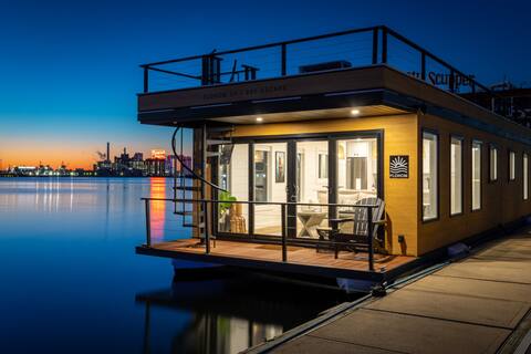 Luxe Houseboat: Breathtaking Skyline 360 Views