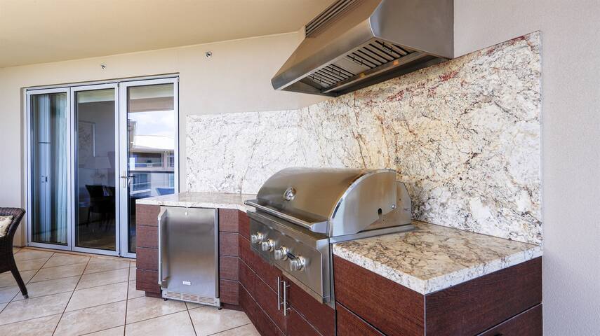 Konea 1019: Luxury Penthouse w/ Ocean Views & BBQ gallery image 3