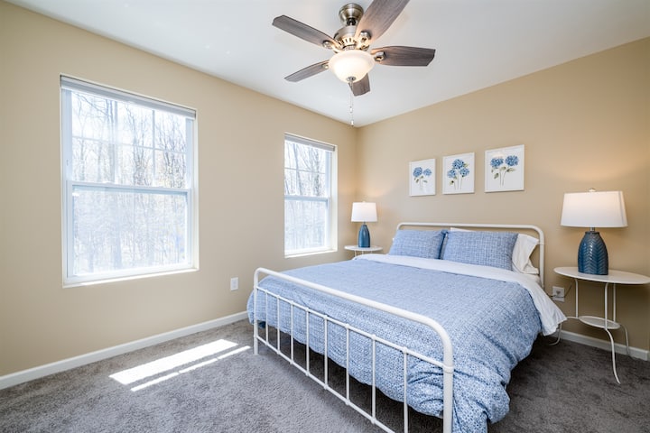 Chambre Hydrangea avec lit queen (avec lit pour bébé et slumberpod disponibles)