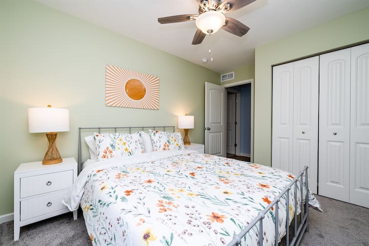 Chambre ensoleillée avec lit Queen