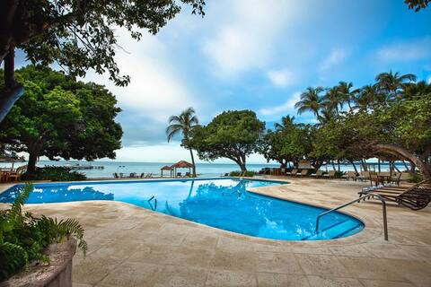 Spacious Suite with Kitchenette & Balcony! Pools!