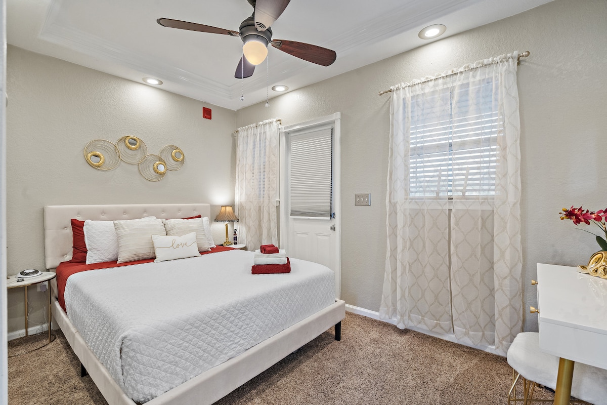 Bedroom with Queen Size Bed