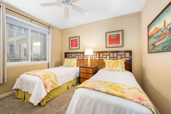 غرفة نوم للضيوف بسريرين مزدوجين