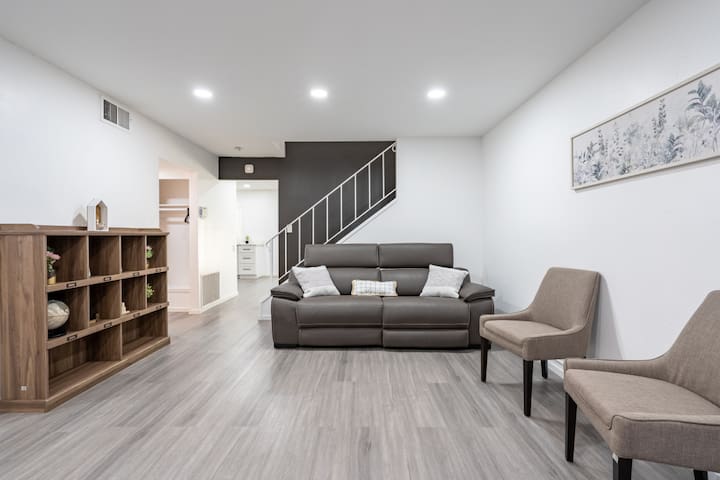 4 Bedroom, 2.5 bath, Yard, Pets