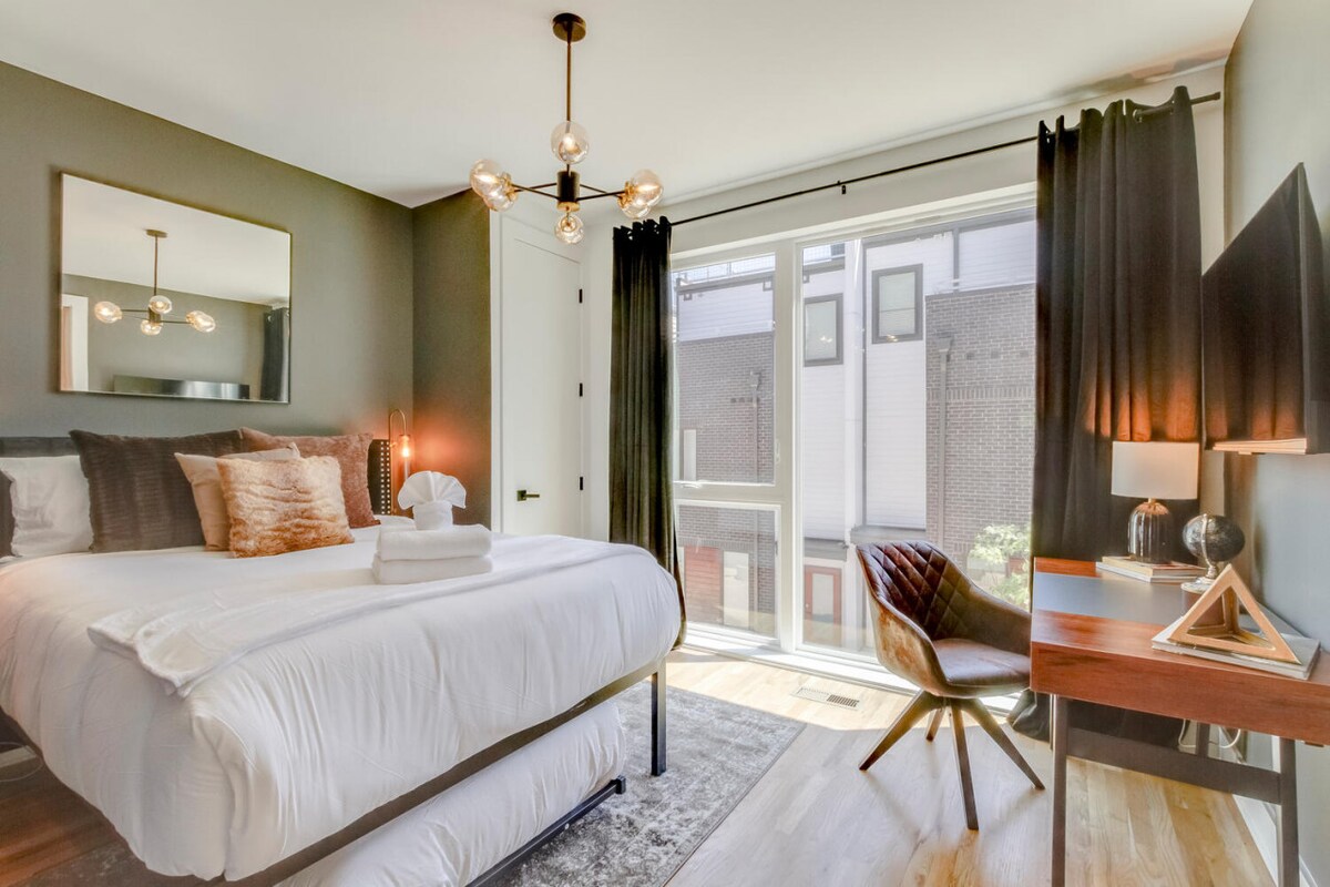 Midtown Skyline Retreat | Rooftop Deck | Game Room - Houses for