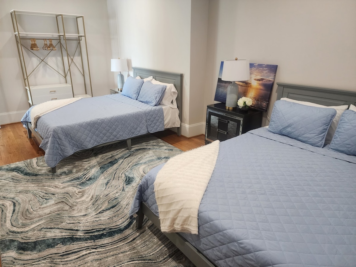 102号房-配备55英寸高清电视的双人标准双人床。 接下来是艺术品。