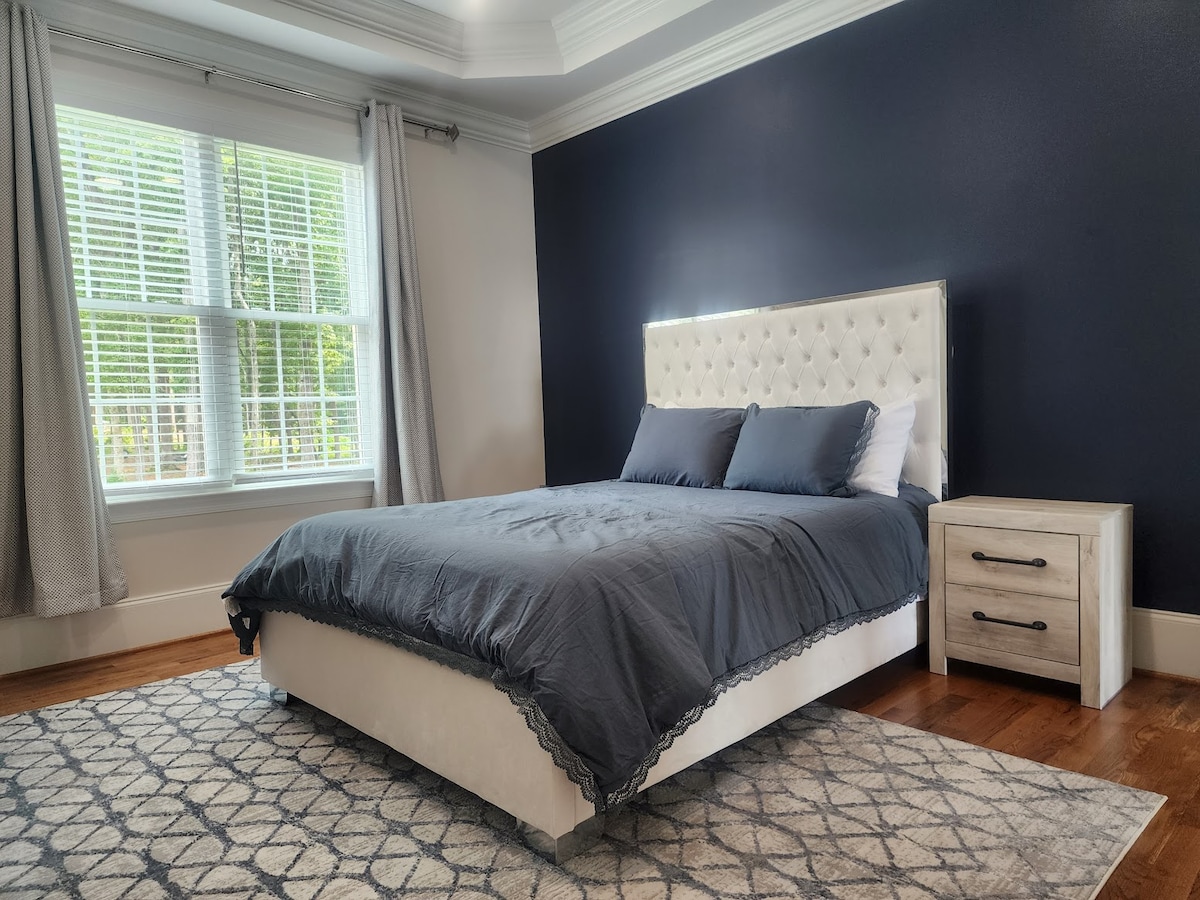 202房间-主楼层卧室，可欣赏花园景观。艺术和灯具即将到来。