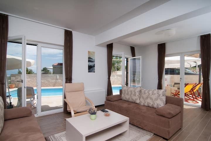 K-20897 Maison De Trois Chambres Avec Une Piscine - Brač