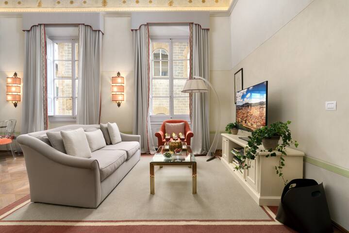 Cavalier Paolo-La Dimora degli Affreschi Florence gallery image 3