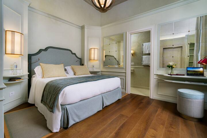 Cavalier Paolo-La Dimora degli Affreschi Florence gallery image 4