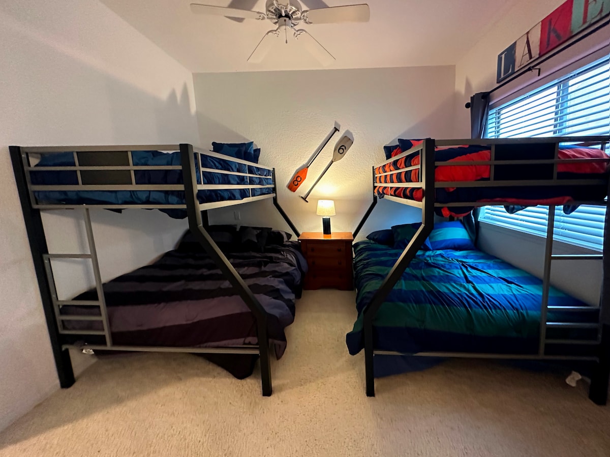 Dva kreveta na kat s bračnim krevetom na kat.