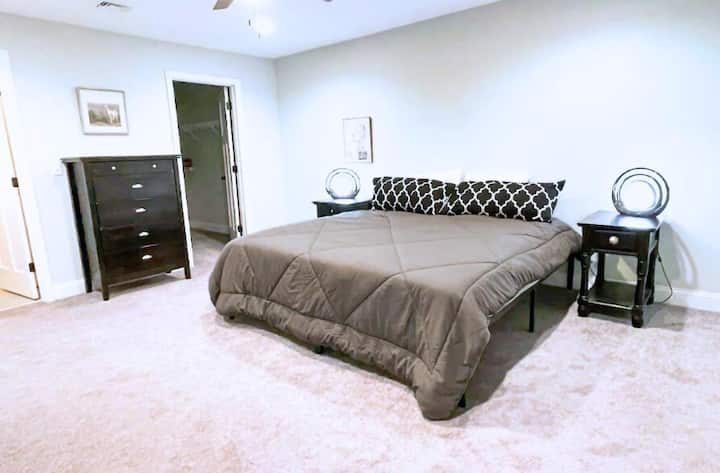 Спална соба 1 – брачен кревет (широк 180-220 см