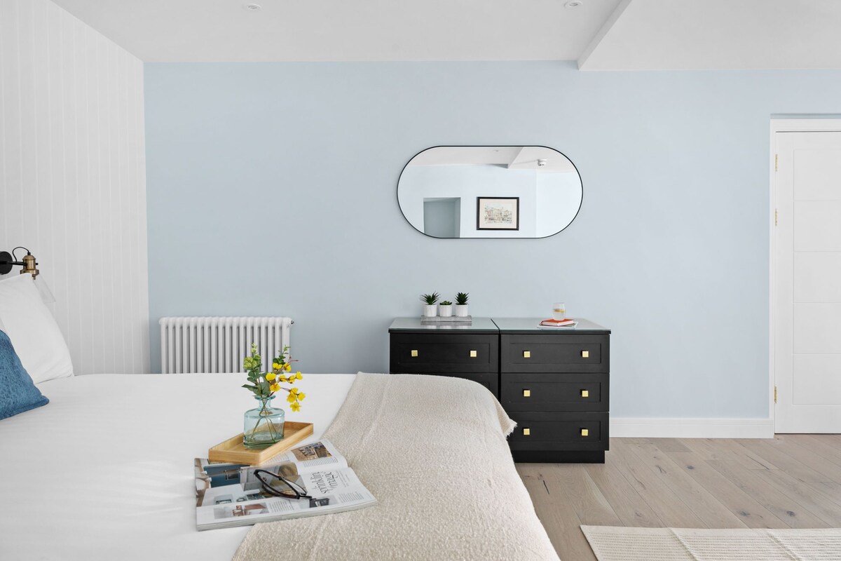 Kitanda cha ukubwa wa King chenye droo za kuhifadhia vitu - Mayflower Suite