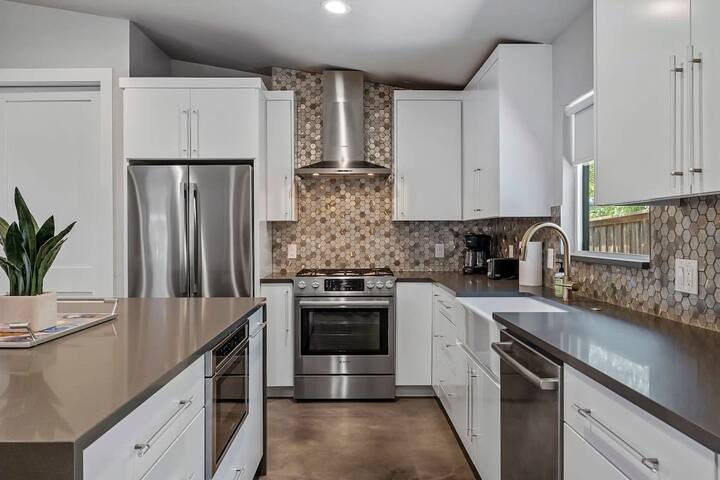 South Lamar Wellness Haven | Sauna | Hot Tub | BBQ gallery image 4