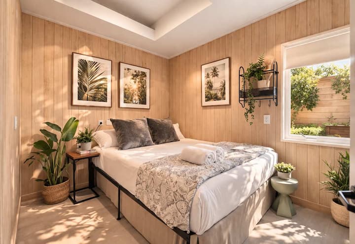 Habitación acogedora con detalles en madera natural y vista al jardín
