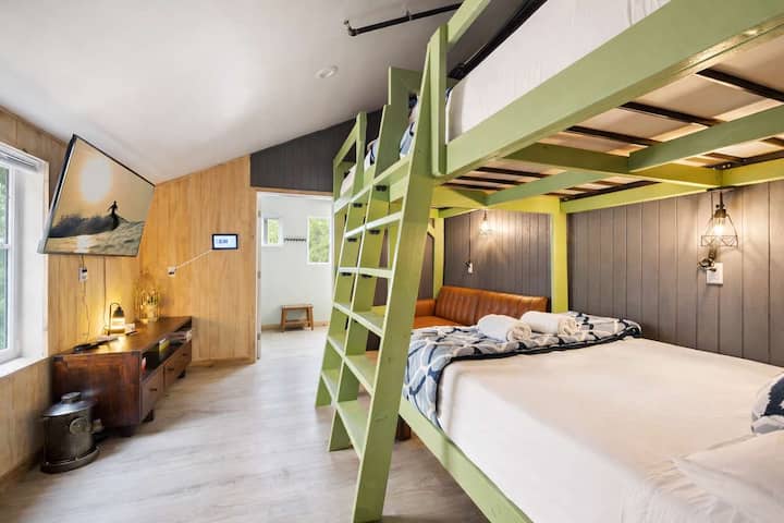 Elegante dormitorio con litera, distribución abierta y diseño moderno