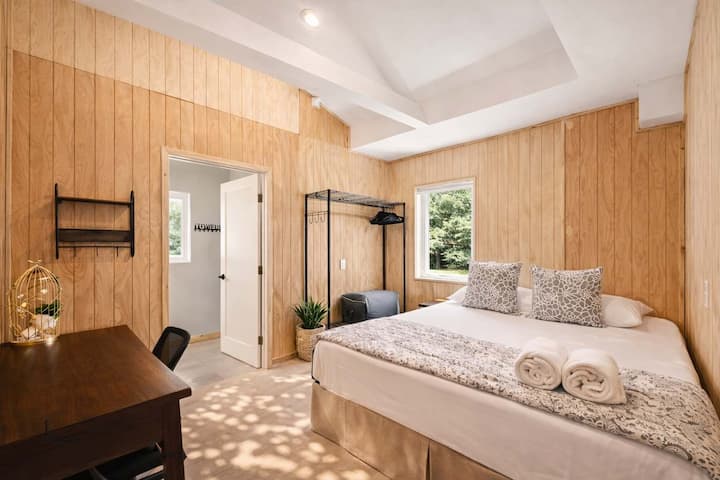 Habitación privada relajante con espacio de trabajo y vistas naturales