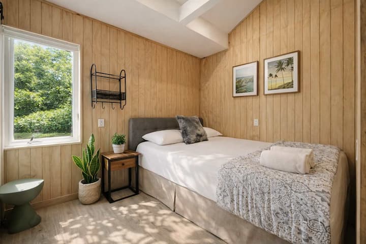 Habitación acogedora con detalles en madera natural y vista al jardín