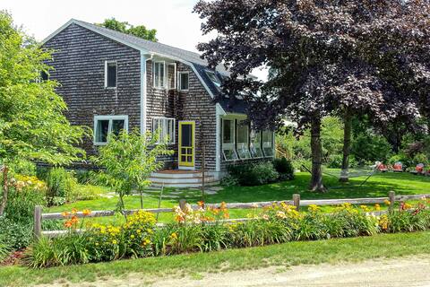 Lush 4BR Dog Friendly | Chef's Kitchen| Deck