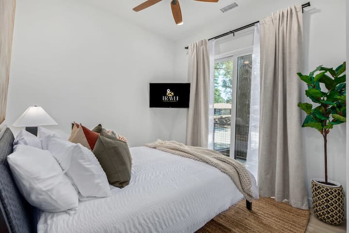 Guest room 1 with Queen Bed