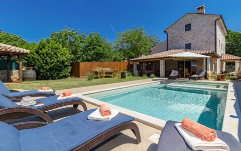 Luxury Villa, Heated Pool with a Whirlpool.