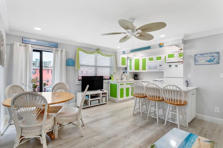 Gulf Winds 906 - Balcony & Beachside Charm - St. Pete Beach