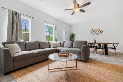 Popular Airbnb listing: Last Minute Weekend Deal|5 miles to the Beach|Pool in Navarre