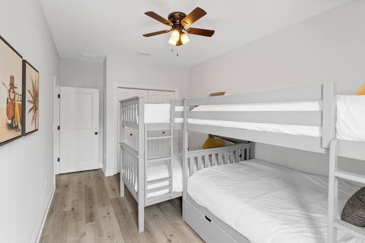 Bunk bedroom: 2x Twin and 2x full size beds