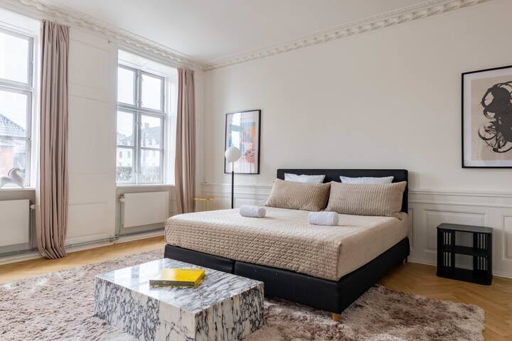 Rare 4BR Apartment w/Unique Details in CPH City gallery image 2