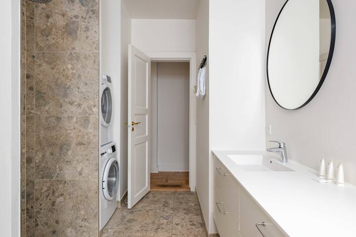 Rare 4BR Apartment w/Unique Details in CPH City gallery image 5